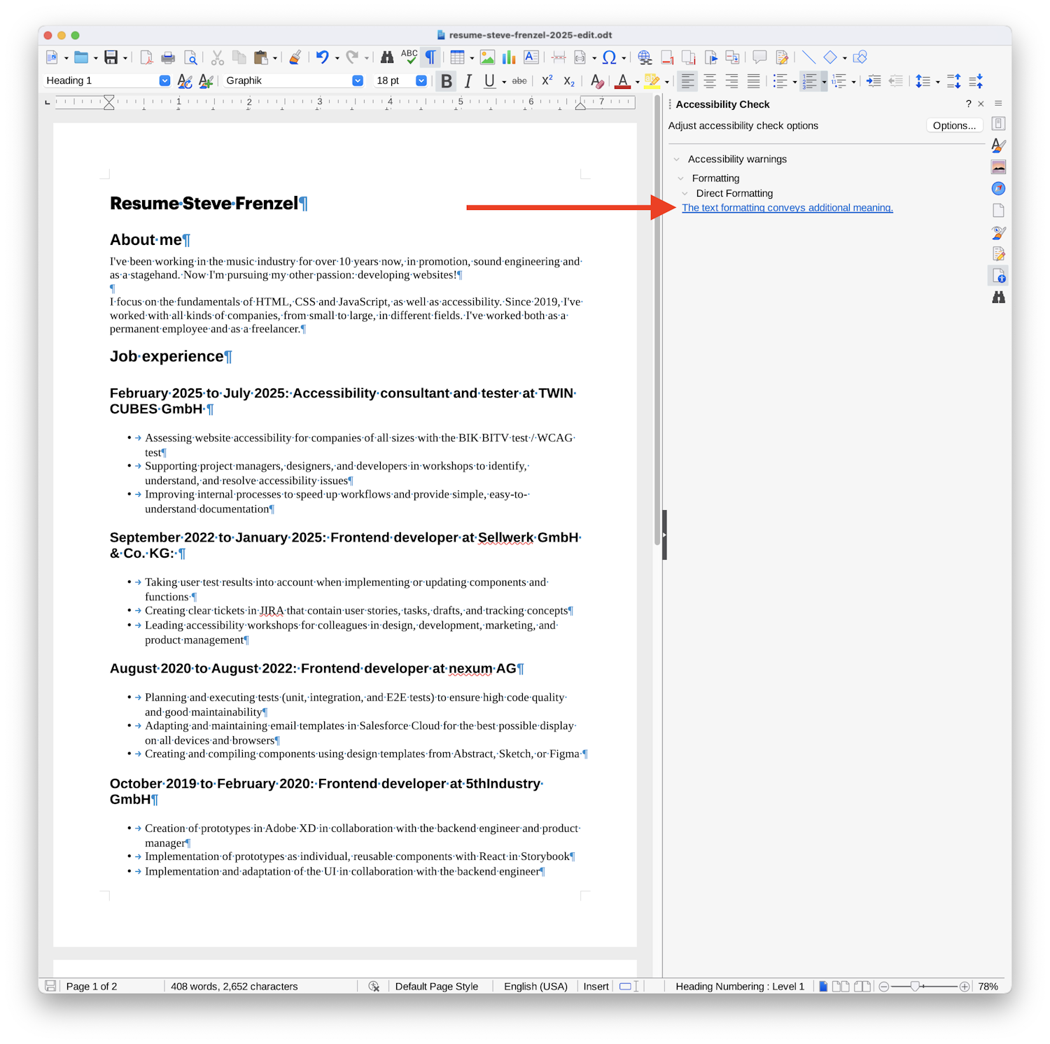 Screenshot of the LibreOffice user interface with a big arrow pointing to the accessibility warning “The text formatting conveys additional meaning.”